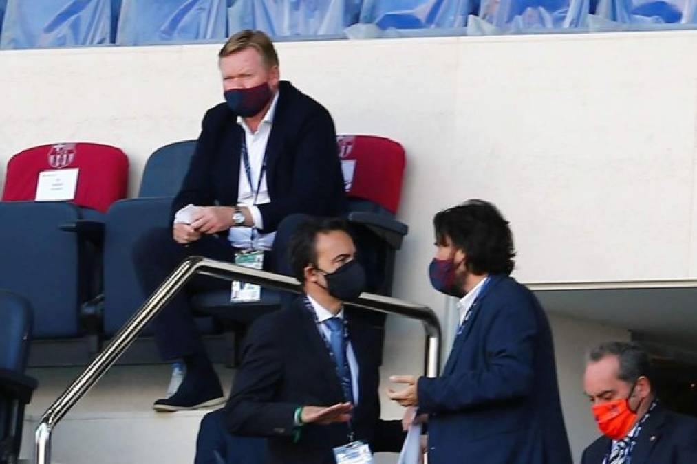 Ronald Koeman, suspendido, observó el partido desde las gradas del Camp Nou.