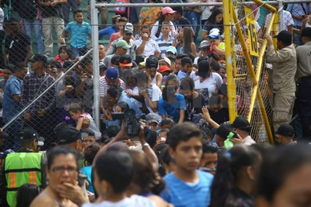 Ante la emergencia del estallido de una bomba lacrimógena se decidió abrir los portones de la gradería para que ingresaran a la grama y escaparan del humo tóxico. <br/>