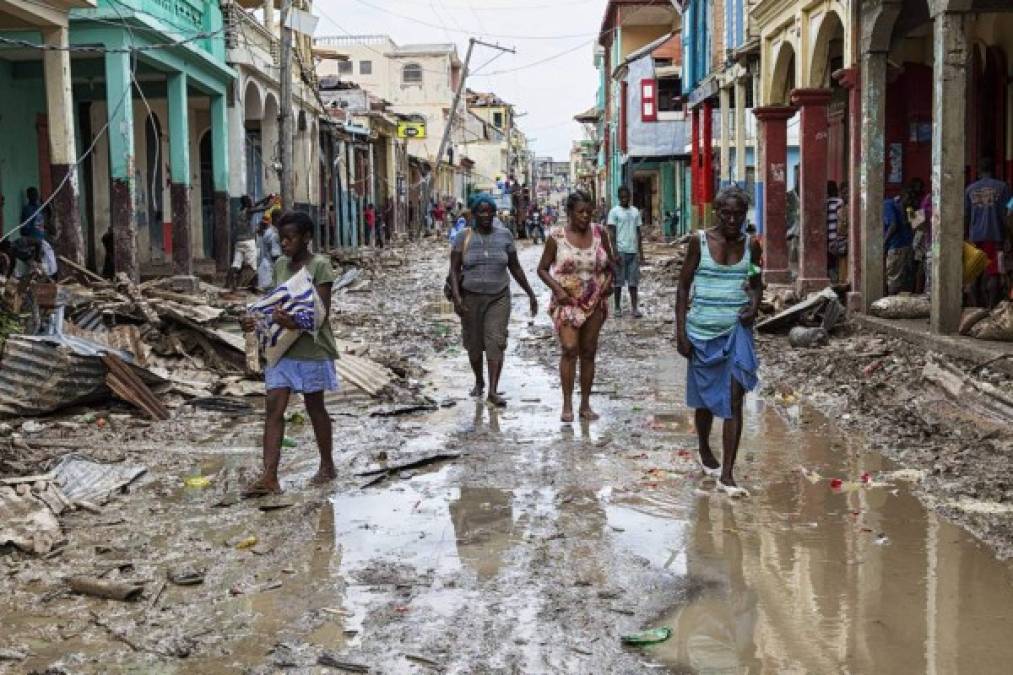 El azote del Matthew en 2016 afectó a tres países caribeños (Haití, República Dominicana y San Vicente y las Granadinas) junto a Estados Unidos. La ola de destrucción dejó 585 muertes directas. Tras su paso, Naciones Unidas estimó que más de 350.000 personas en Haití necesitarían ayuda humanitaria.