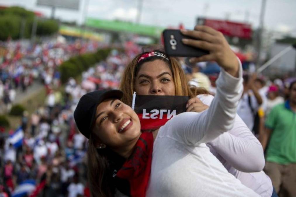 Mientras sandinistas posan para una selfie, el país sigue sumido en una crisis sociopolítica desde el pasado 18 de abril, cuando el Gobierno de Ortega aprobó unas reformas a la seguridad social, posteriormente revocadas, que se convirtieron en la exigencia de renuncia del mandatario con acusaciones de abuso y corrupción, tras once años en el poder.