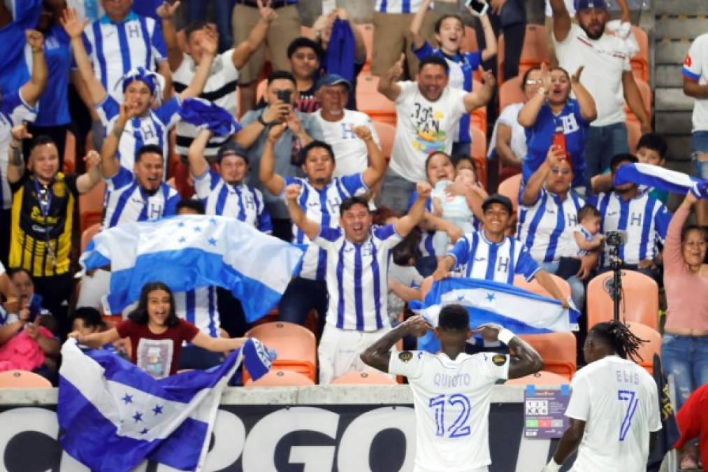 Así celebró Romell Quioto su gol, emulando al holandés Memphis Depay, delantero fichado por el Barcelona para esta temporada. Al fondo, festeja la afición.