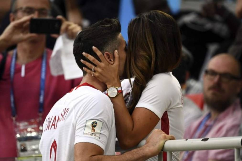 El momento más romántico del Mundial de Rusia 2018 lo ha protagonizado el delantero Robert Lewandowski después de la derrota de Polonia ante Senegal. Foto AFP