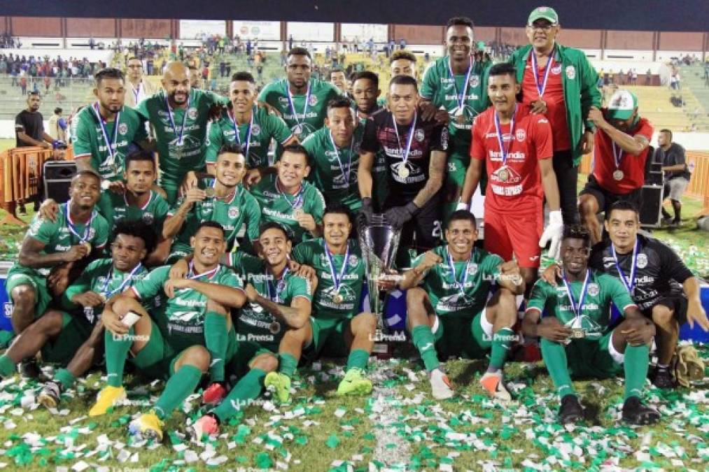 Los jugadores del Marathón celebrando con el trofeo de campeones de la Supercopa de Honduras.