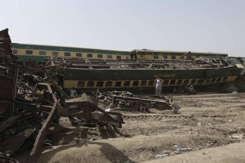 Imágenes captadas por teléfonos celulares mostraban una maraña de hierros retorcidos y varios vagones verdes de la compañía Pakistan Railways volcados.