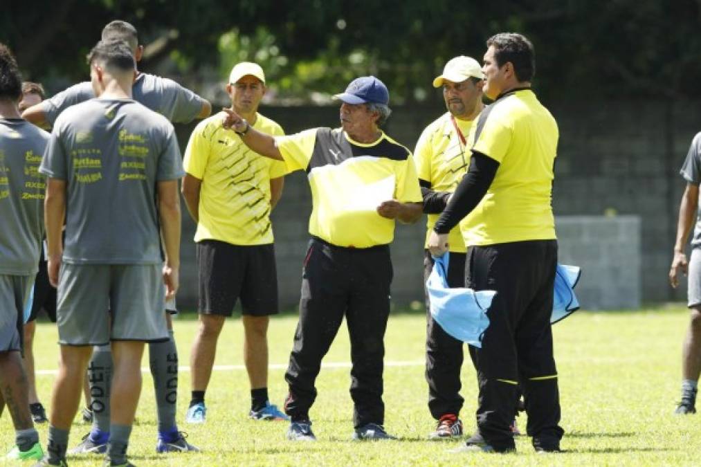 Bajo el inclemente sol que decidió abrazar San Pedro Sula este lunes y con la visita de varios miembros de su junta directiva, incluyendo uno de sus presidentes, Fuad Abufele, Real España inició su pretemporada con la mira en el torneo Apertura de la Liga Nacional. En su primer día los aurinegros ya dieron a conocer algunas bajas.