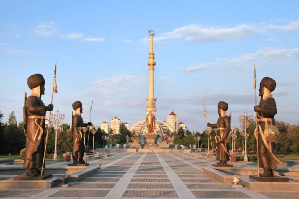 Monumento arco de la independencia, en la puesta de sol ubicado en la capital shgabat.