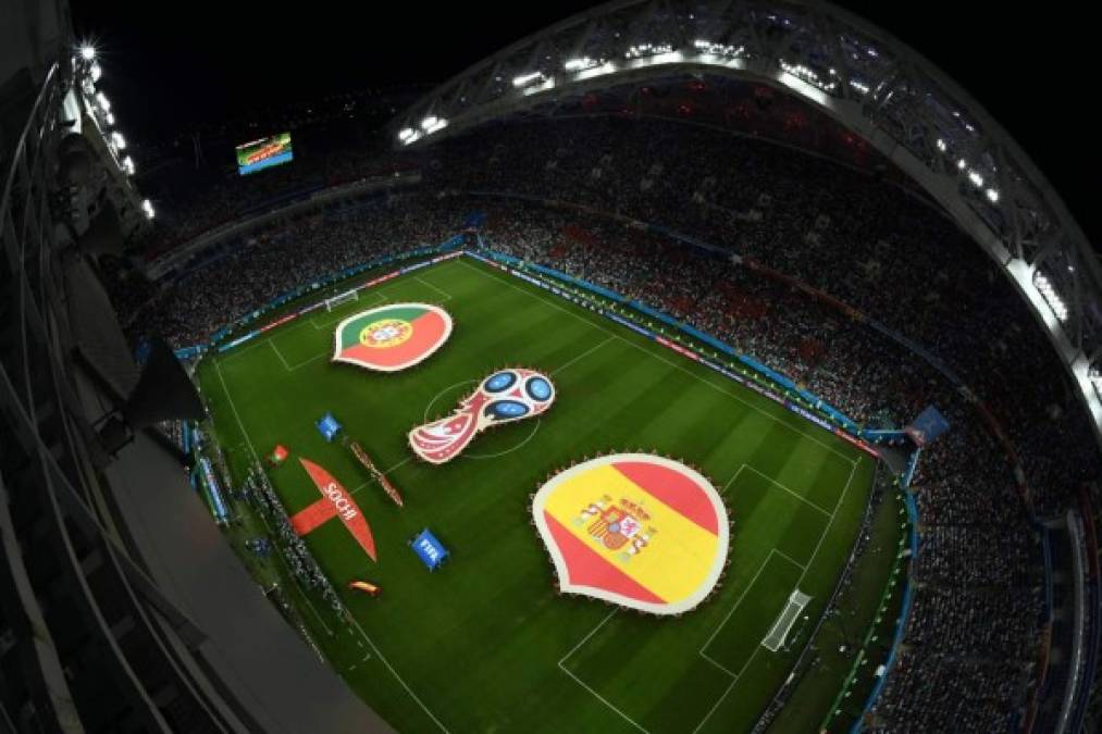 Espectacular imagen del estadio Fisht de Sochi, con las selecciones de Portugal y España en el campo. Foto AFP