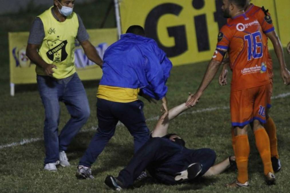 Un miembro del Honduras Progreso cayó al suelo durante la pelea.