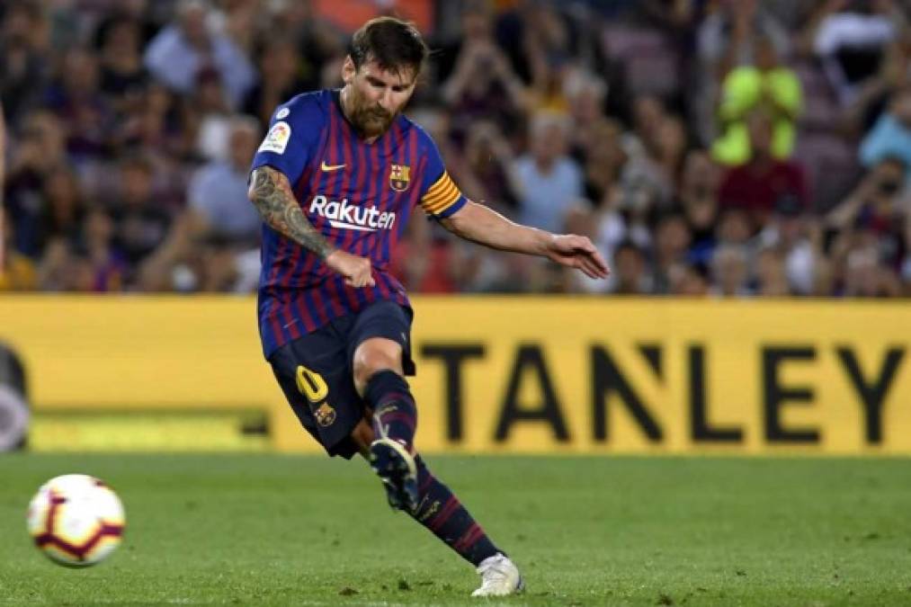 Messi cobró el tiro libre por abajo de la barrera para marcar su primer gol del partido.