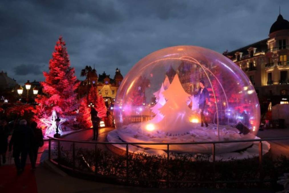 En Monaco, el famoso casino Monte Carlo inauguró su espectacular decoración navideña este fin de semana.