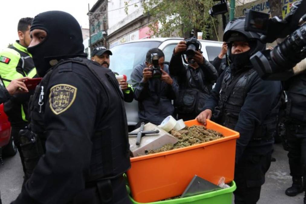 Agentes policiales recolectan armas y enervantes durante un operativo de captura este martes, en un barrio de Tepito, en Ciudad de México (México). EFE