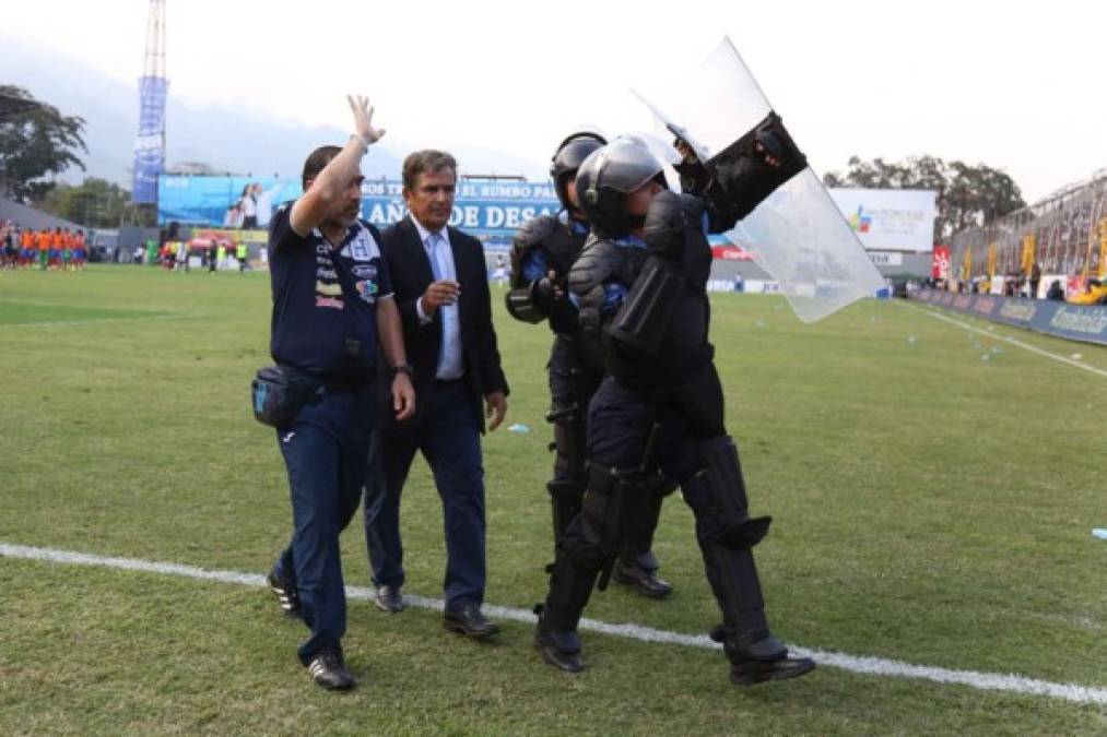 Algunos aficionados no aguantaron su enojo por los resultados y terminaron lanzando a Pinto varias bolsas con agua.