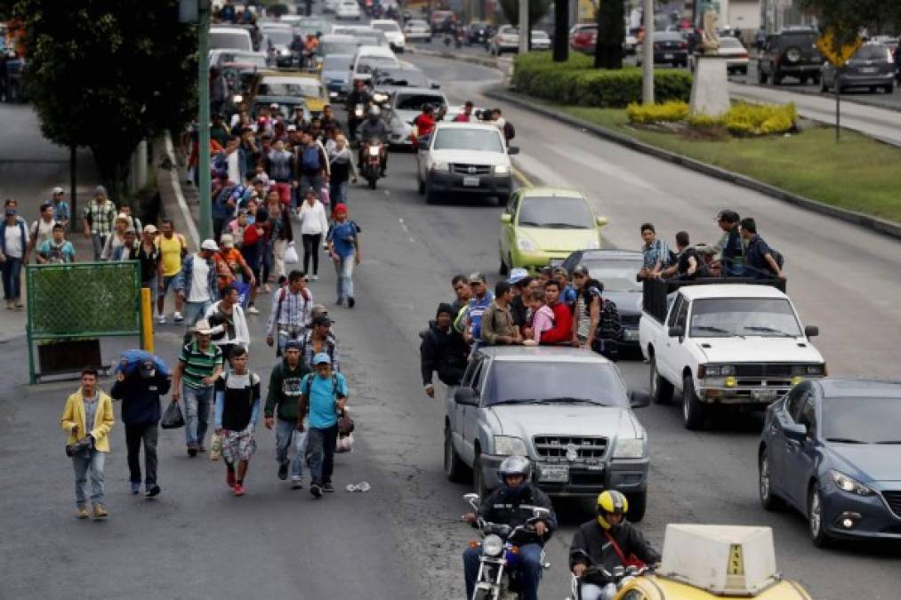 Transportistas han puesto a disposición varios buses o carros para ayudar a trasladar a los migrantes tras conmoverse al ver a familias enteras avanzar bajo la lluvia.