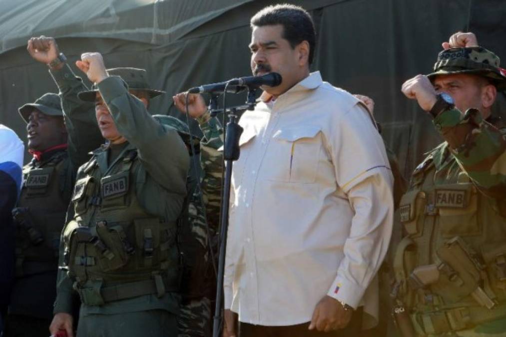 Maduro también mandó un mensaje a Trump. 'Usted, que se cree el emperador del mundo, cree que Venezuela se va a rendir y va a seguir sus órdenes. Venezuela no se rinde', espetó, reiterando que él es el único presidente del país petrolero.