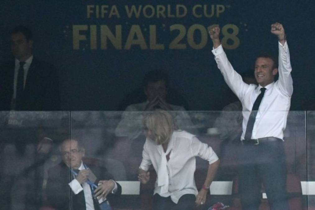 El presidente de Francia, Emmanuel Macron, vivió la final del Mundial de Rusia de una manera muy especial, rompiendo todo el protocolo que se supone que un dignatario mundial debe mantener en el palco de un estadio deportivo en las celebraciones de los goles de su equipo.<br/>