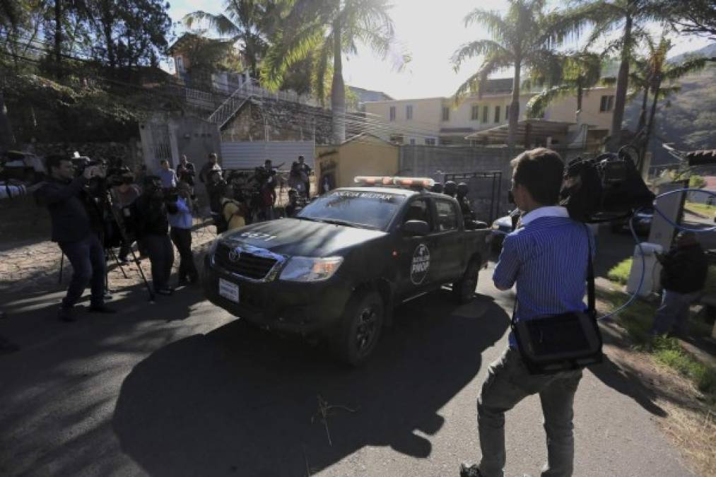 TG33. TEGUCIGALPA (HONDURAS), 28/02/2018.- Militares hondureños escoltan el automóvil que transporta a la ex primera dama de Honduras Rosa Elena Bonilla, esposa del expresidente hondureño Porfirio Lobo (2010-2014), hoy, miércoles 28 de febrero de 2018, en Tegucigalpa (Honduras). Rosa Elena Bonilla, esposa del expresidente hondureño Porfirio Lobo (2010-2014), fue capturada hoy por elementos de la Agencia Técnica de Investigación Criminal (ATIC) en Tegucigalpa por un presunto caso de corrupción. EFE/Gustavo Amador