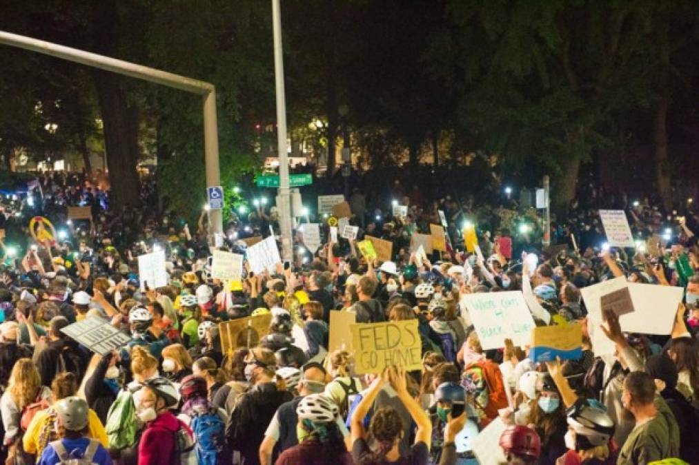 'Nunca creí que tendría que estar aquí afuera en las calles de mi ciudad teniendo que hacer esto', dijo un manifestante que solo dio su nombre de pila, Steve, quien agregó que Portland parece estar a 'un pequeño paso' de una ocupación militar completa.<br/><br/>Steve dijo que participó de la protesta del jueves porque apoya a Black Lives Matter y porque la muerte de Floyd debería horrorizar a personas de todas las razas.