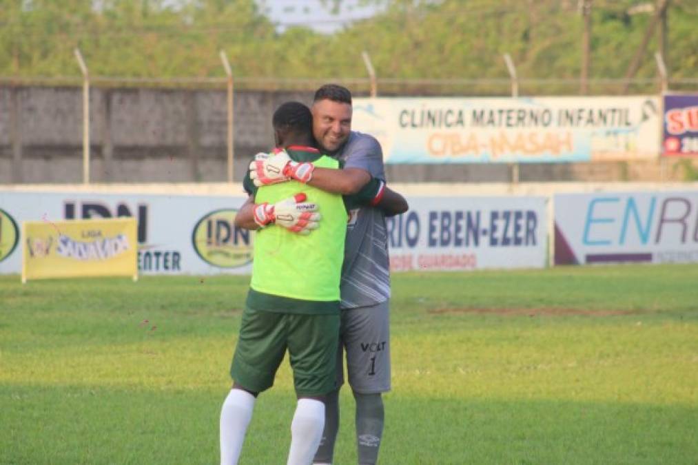 Al final del partido, Wilmer Crisanto y Obed Enamorado se dieron este cariñoso abrazo.