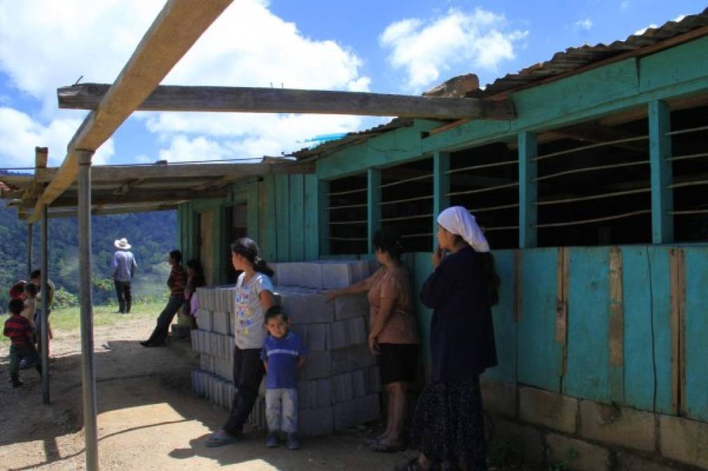 El techo y las paredes de la escuela Luces del Merendón, hechos de madera, están a punto de caerles encima a los escolares.