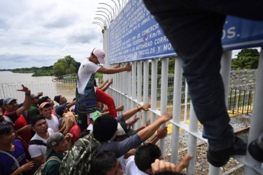 El drama de la caravana de hondureños tratando de abrirse paso en la frontera entre Guatemala y México, ocupó los titulares a lo largo de todo el continente y más allá. Así lo cubrieron. Foto: AFP