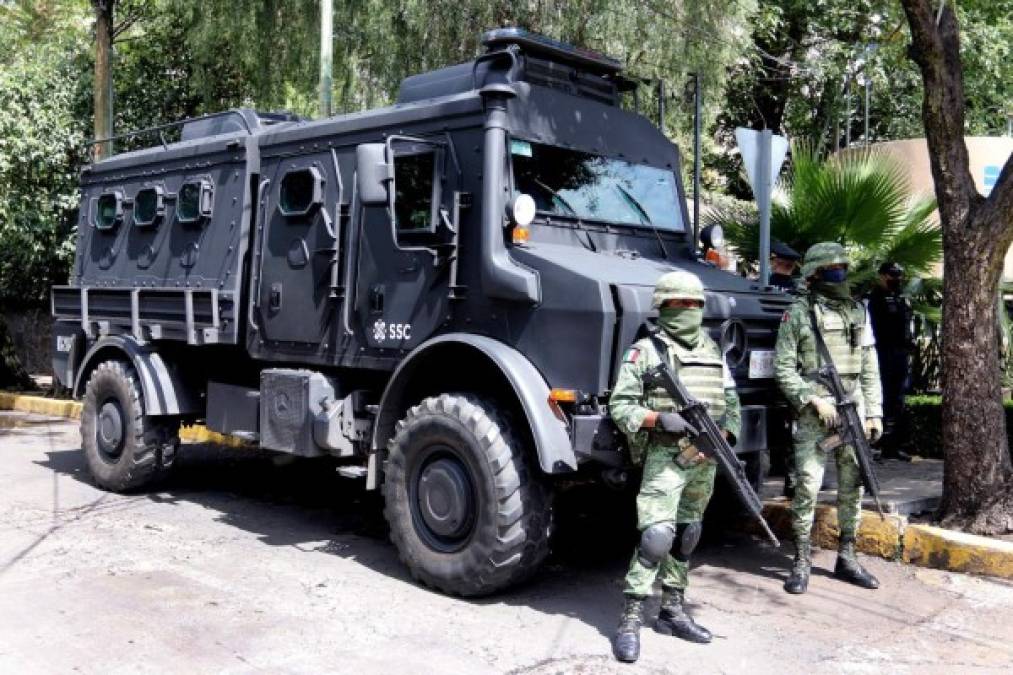 Agentes de la Guardia Nacional vigilan el exterior de un hospital al sur de la capital, donde es intervenido el secretario de Seguridad Ciudadana, Omar García Harfuch, después del atentado por un grupo armado. EFE