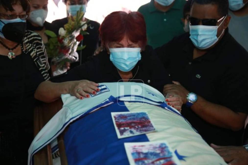 La hermana del mejor entrenador hondureño de la historia llorando la muerte de su hermano.