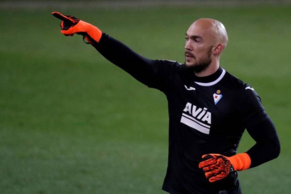 Marko Dmitrovic - El portero serbio defenderá la portería del Sevilla la próxima temporada. Hay un preacuerdo entre el club nervionense y el guardameta, que llegará al Sánchez Pizjuán a coste cero tras finalizar su contrato con el Eibar.