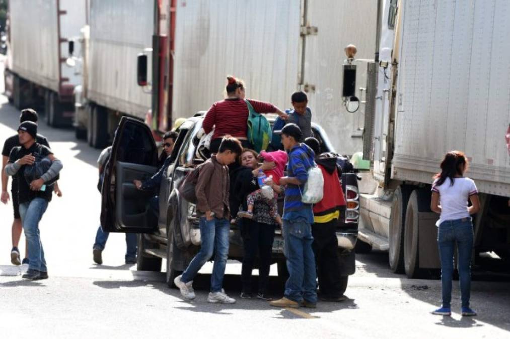 Más de 500 migrantes hondureños empezaron desde la noche de ayer lunes a salir a pie y bajo la lluvia desde la central metropolitana de transporte de San Pedro Sula con la idea de cruzar Guatemala y llegar a Estados Unidos en busca de mejores condiciones de vida. Imagen AFP