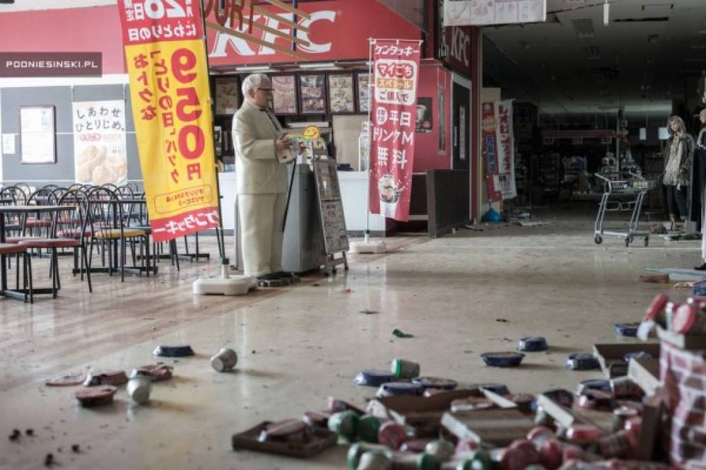 Varios restaurantes quedaron abandonados con comida servida en las mesas.