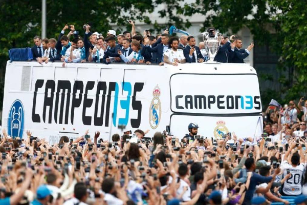 La plantilla del Real Madrid ofreció la decimotercera Champions League a su afición por las calles de Madrid.