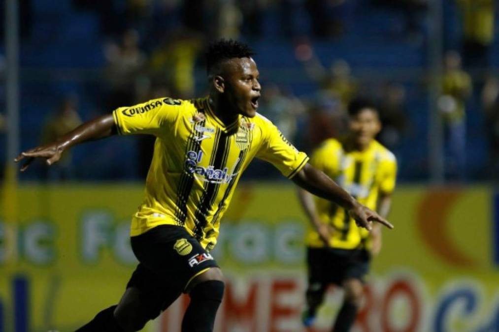 Maikel García Bardales corre a festejar su golazo de tiro libre para el cuarto gol del Real España sobre el Real de Minas.