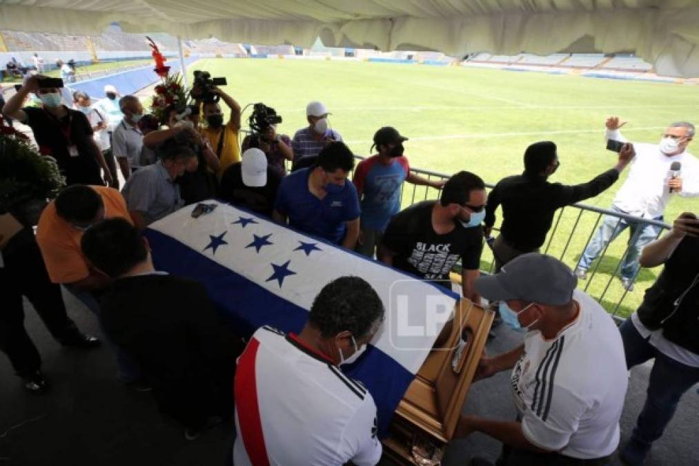 El féretro de José de La Paz Herrera lo trasladaron a la pista del estadio Nacional.