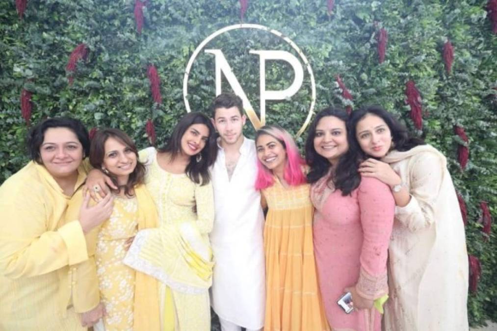 Tanto Priyanka como Nick compartieron las fotografías de la celebración que lo lleva un paso más cerca del altar.