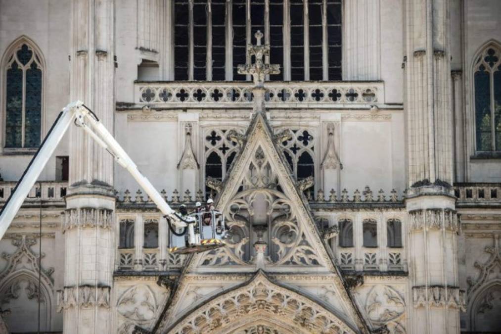 El sábado hacia las 07H45 (05H45 GMT), unos 'transeúntes que veían llamas detrás del rosetón' dieron el alerta, según los bomberos, reavivando los dolorosos recuerdos del incendio de Notre Dame de París, el 15 de abril de 2019.