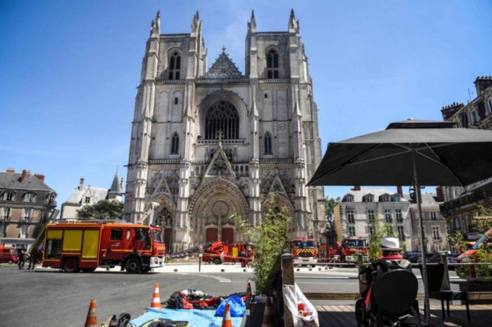 Los socorristas también 'hicieron reconocimientos del edificio y se ocuparon de la protección de las obras de arte, en conexión con las autoridades de la catedral', agregó.
