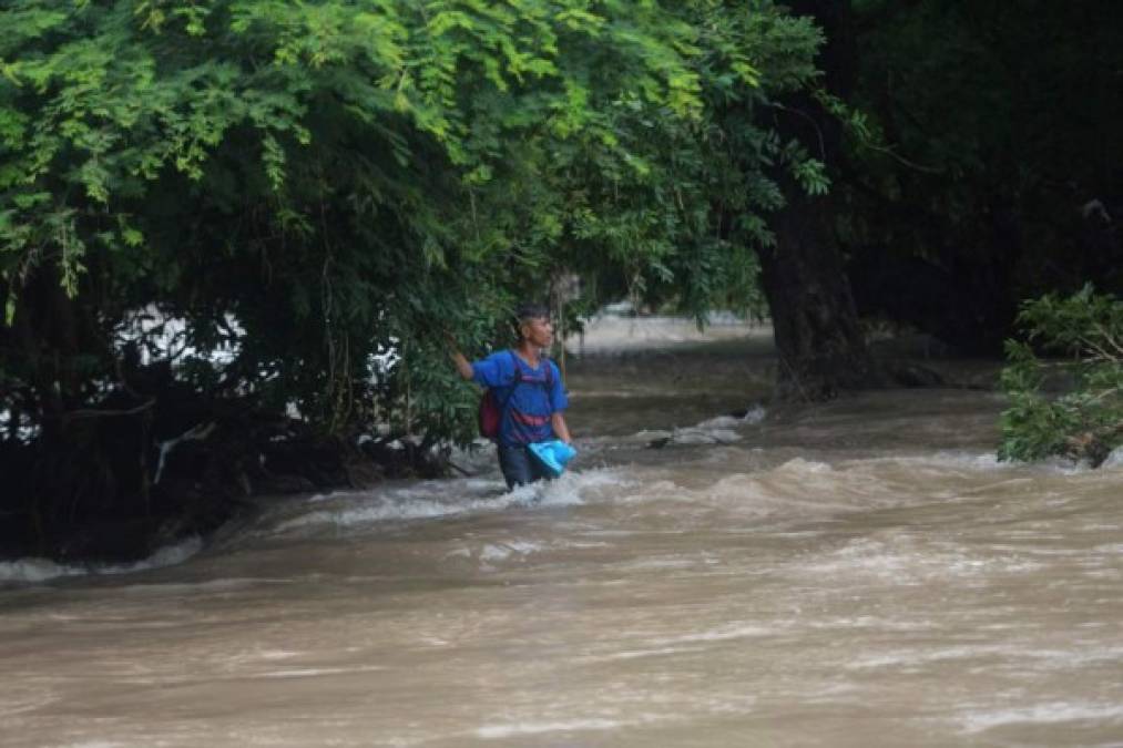 Los hondureños explicaron que 'no buscan quedarse en El Salvador' y que 'sólo van de paso para encontrarse con los otros compatriotas para llegar juntos a Estados Unidos'.<br/>