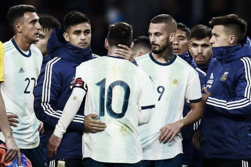 Los jugadores argentinos consuelan a Messi en su regreso al equipo.