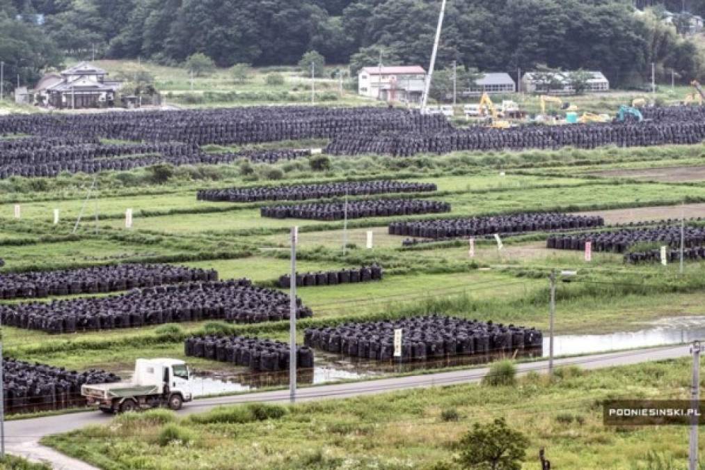 La tierra radioactiva fue apilada en varias bolsas en las afueras de varias comunidades.