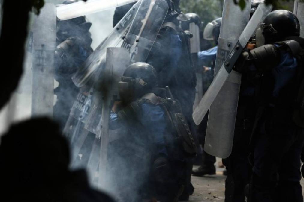 Los policías intentaron contener las protestas pero fueron recibidos a pedradas por los manifestantes.