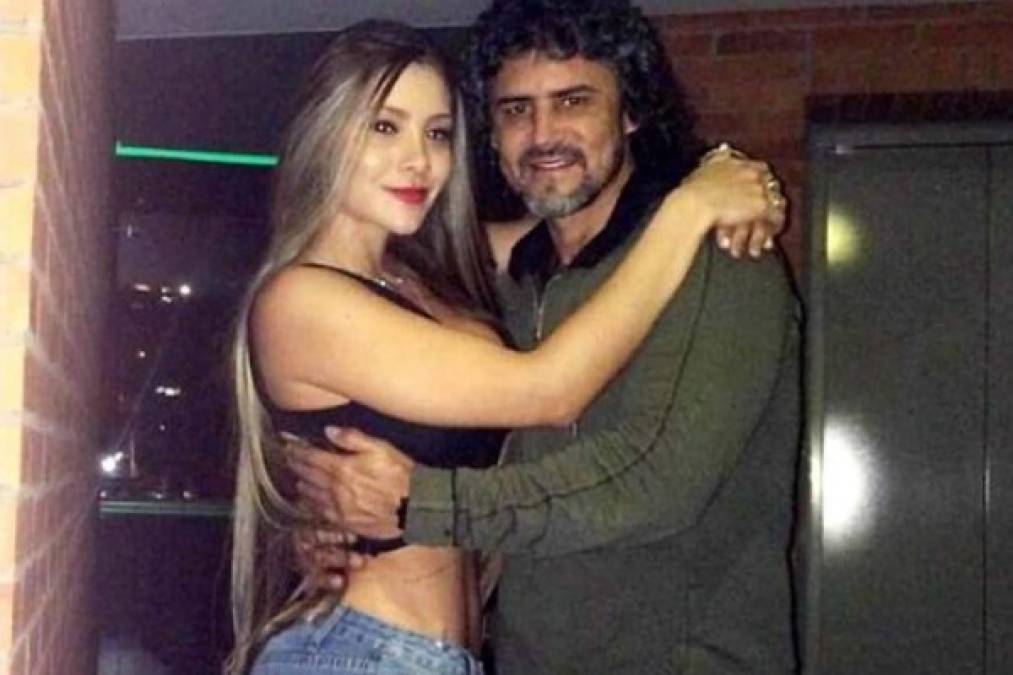 El entrenador colombiano Leonel Álvarez ha causado furor al aparecer con esta belleza, su nueva conquista.