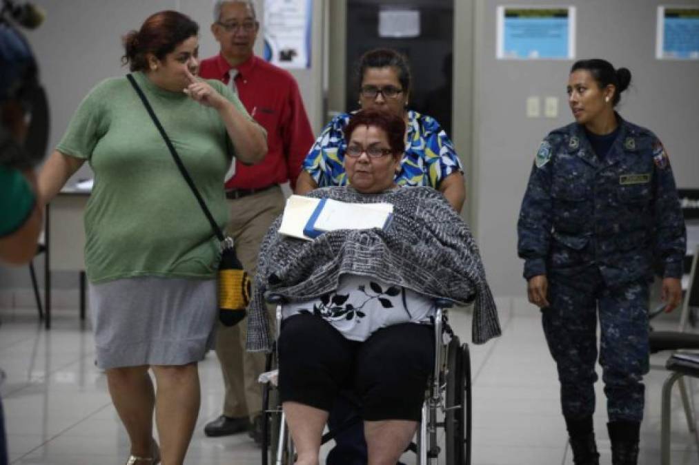 Excarcelan a Ada Muñoz para que se defienda en libertad<br/><br/>Un juzgado resolvió el viernes excarcelar a la exjefa de Control de Ingresos de la Alcaldía sampedrana Ada Esperanza Muñoz Torres para que se defienda en libertad.<br/><br/>El Juzgado de Letras de lo Penal de la Sección Judicial de San Pedro Sula en audiencia de Revisión de Medidas resolvió revocar la medida cautelar de la prisión preventiva e imponer las medidas cautelares sustitutivas a favor de Muñoz Torres.<br/><br/>Se le supone responsable del delito de malversación de caudales públicos en perjuicio de la administración pública, los empleados y trabajadores de la municipalidad sampedrana.