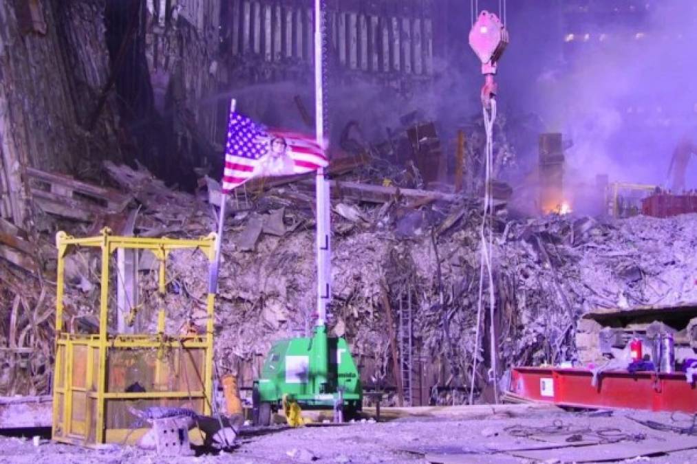 En las gráficas se observan los trabajos de limpieza de los escombros de las torres gemelas en el World Trade Center luego de que estas se derrumbaran matando a más de 3,000 personas en uno de los peores ataques terroristas en la historia de Estados Unidos.