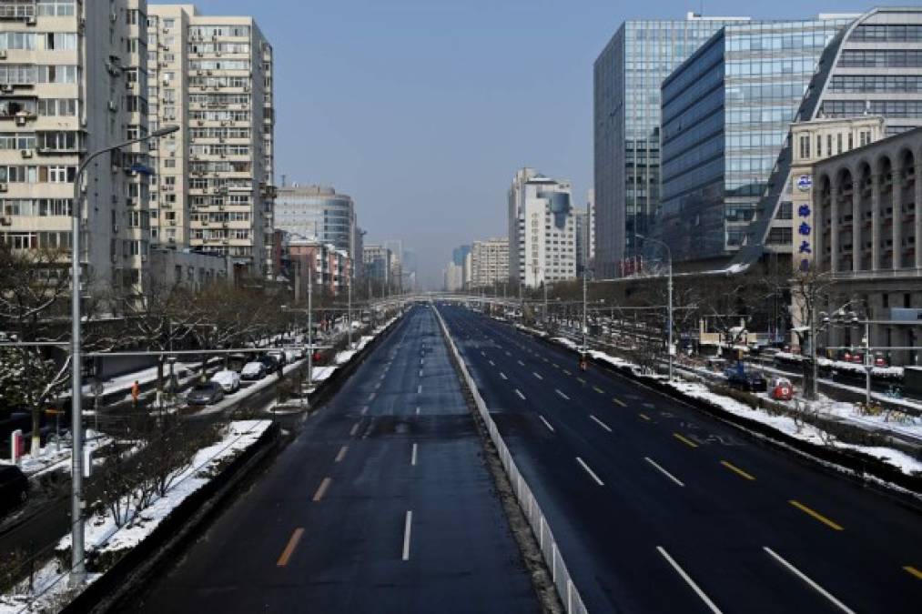 Los millones de ciudadanos de Pekín permanecen encerrados en sus pequeños apartamentos desde que el Gobierno cancelara el regreso a clases y alargara las vacaciones tras propagarse la enfermedad en Wuhan.