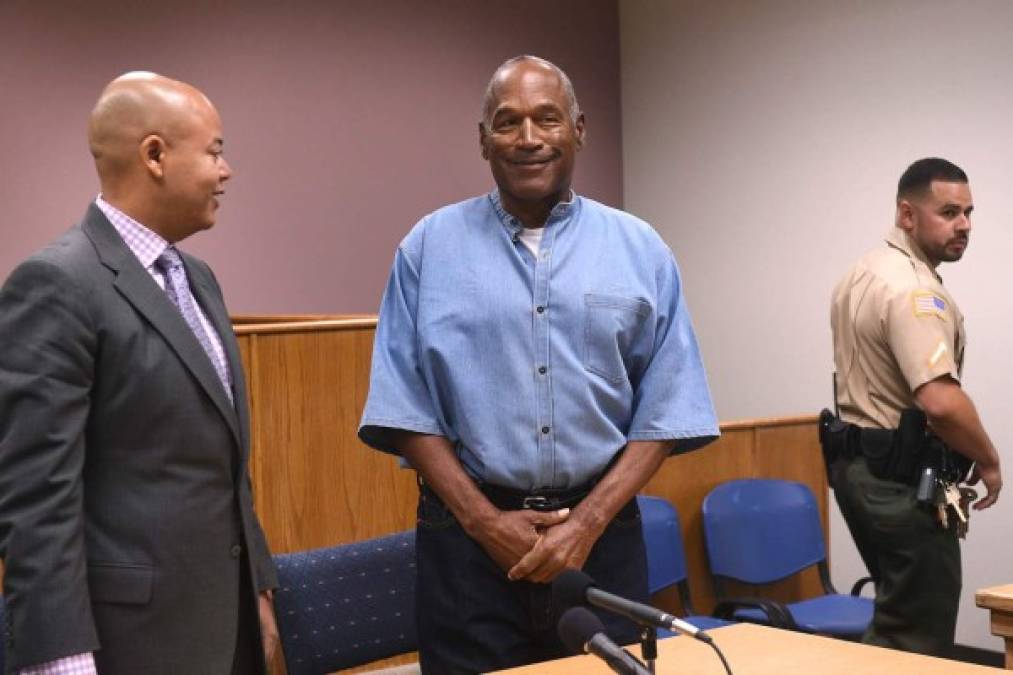 El exjugador profesional de fútbol americano O.J. Simpson, uno de los presos más famosos de Estados Unidos, saldrá de la cárcel tras recibir el jueves pasado la libertad condicional. Simpson, que lleva nueve años en prisión, cumplía una condena por un caso de robo a mano armada y secuestro en 2007.