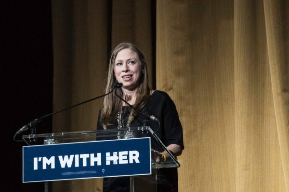 En 2011 Chelsea empezó a desempeñar un papel importante en la fundación, creada en 1997 y que en 2013 cambió el nombre de Fundación Clinton a Fundación de Bill, Hillary y Chelsea Clinton, en donde la hija presidencial ha emprendido numerosas iniciativas para mejorar la vida de las mujeres en diferentes partes del mundo.