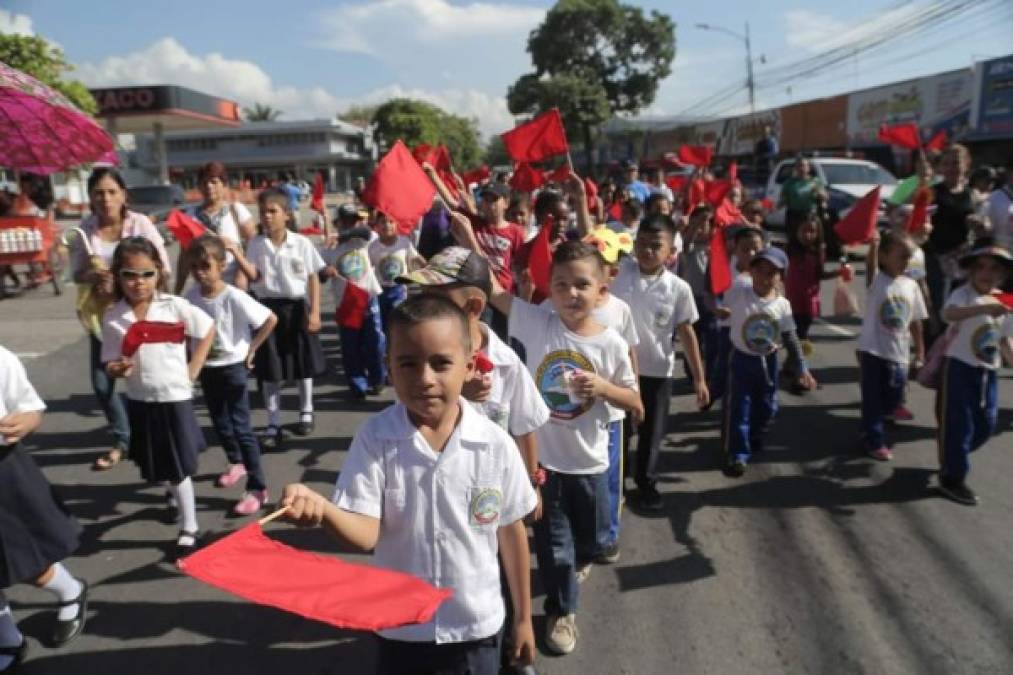 Un total de 1,838 maestros de 127 escuelas participaron en la actividad.