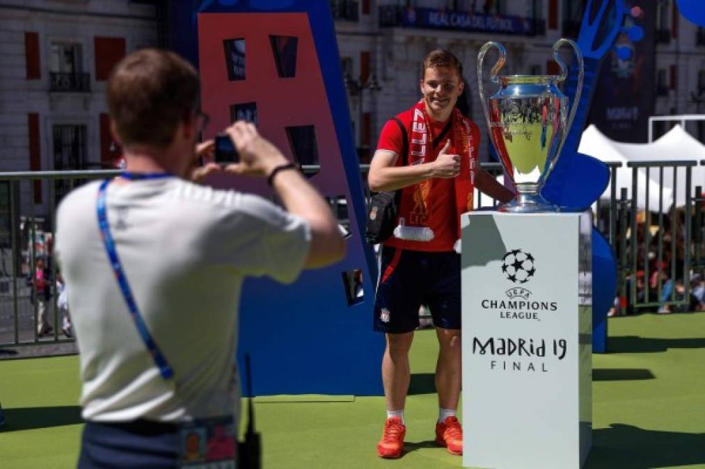 La 'Orejona', el gran trofeo de Europa fue expuesto este jueves en la plaza Puerta del Sol centro de Madrid. En este mismo lugar se celebró una ceremonia de apertura del UEFA Champions Festival, de cara al juego del sábado entre el Liverpool y el Tottenham en el Wanda Metropolitano.