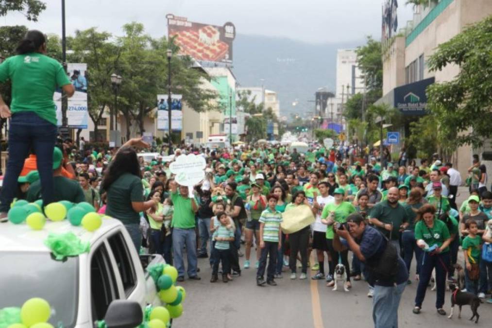 Por el bulevar morazán caminaron los sampedranos en protesta contra el maltrato animal.