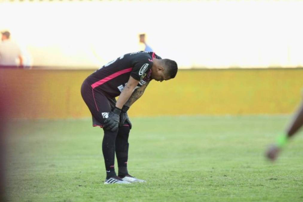 El portero verdolaga Denovan Torres se lamenta tras encajar el segundo gol del Olimpia.