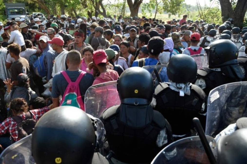 Los soldados y policías armaron un cerco para reprimir a los migrantes que intentaban avanzar hacia Tapachula.